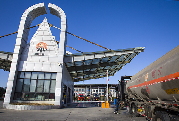 03    2020年2月17日星期一，下午三點半罐區治安科門衛人員在為拉甲醇車輛消毒。.jpg