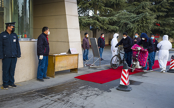 05   2020年2月18日星期二早晨，保衛科北門執勤人員在執勤。.jpg