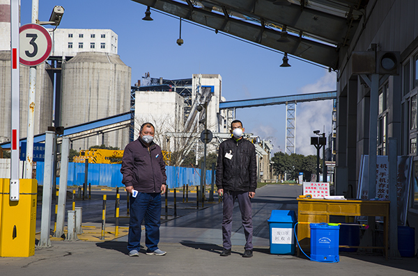 07   南門執勤人員嚴陣以待.jpg