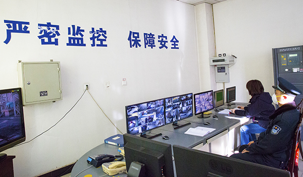 09 監控室人員嚴密監控.jpg