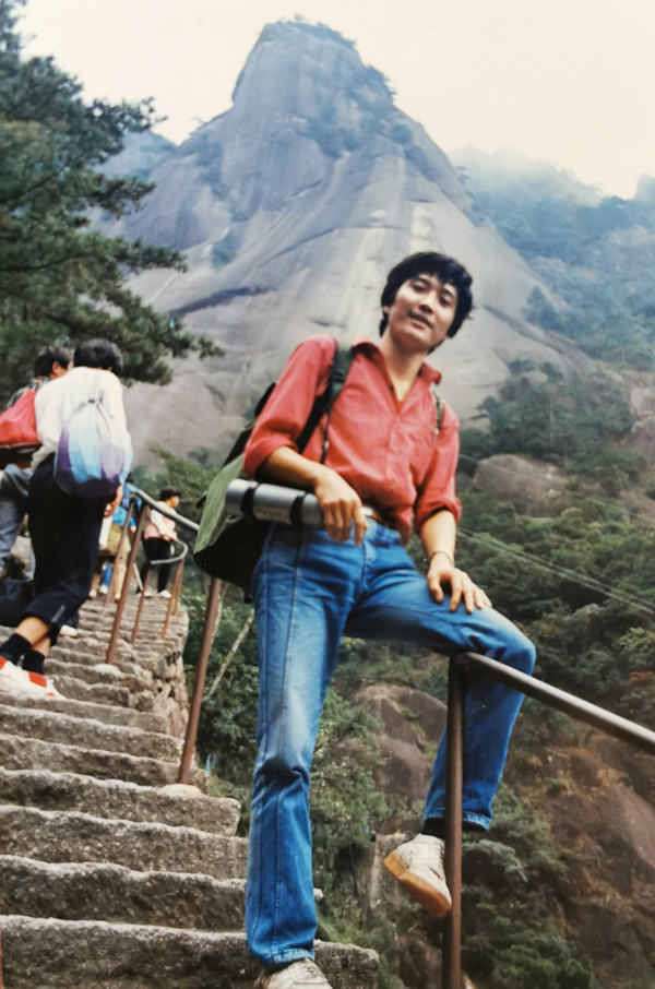 002 險峭雄奇，氣勢博大，在黃山群峰中，最為雄偉壯麗。天都峰是鳥瞰黃山壯麗全景的理想之處，因此人們說，不登天都峰，等于一場空。0.jpg