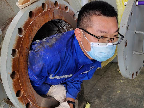 1611903081288555.jpeg 谷成駿在新20主燃燒爐內檢查伸縮縫.jpg