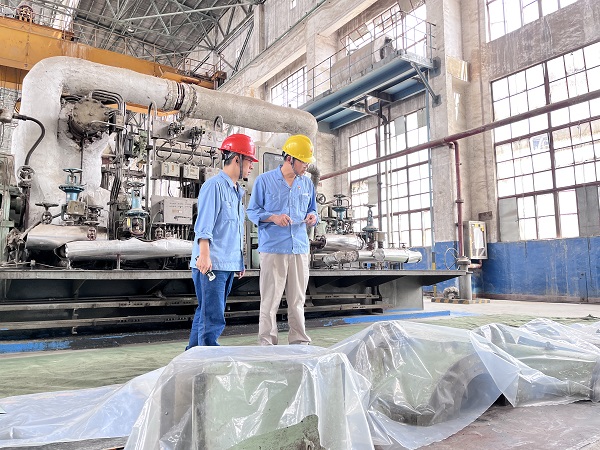 主任 技術員檢查現場部件.jpg