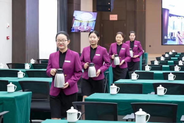 1676168082937969.jpeg 工作人員會場服務.jpg