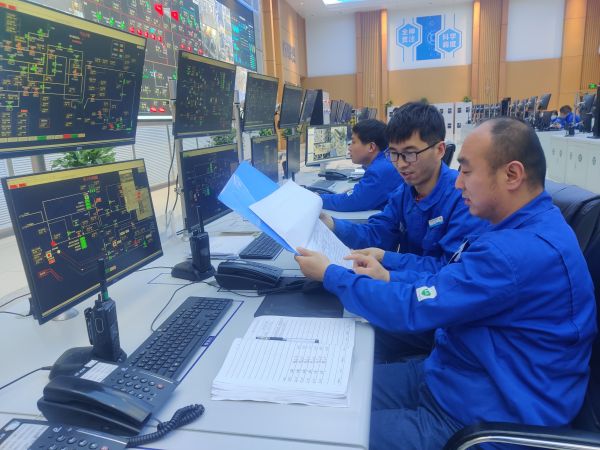 3.14日，彬州公司中控室，氣化操作人員認真監盤，對比數據，調整煤漿濃度.jpg