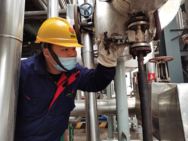 1679016049962719.jpeg 3月16日,尿素車間化工一班王浩男在現(xiàn)場(chǎng)調(diào)整導(dǎo)淋開度.jpg