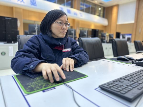 2023年3月24日，師傅劉秋榮在控制室巡檢裝置運行狀況工作照。.jpg