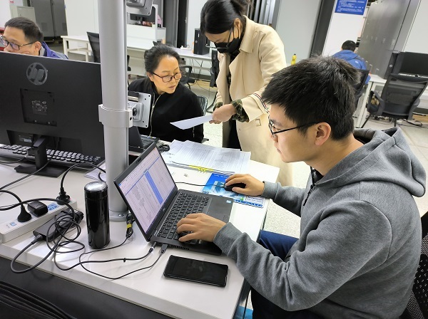 1679641596977055.jpeg 3月16日在浙江中控進行出廠前的核對校準(zhǔn)確認(rèn)工作.jpg