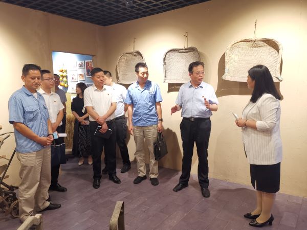 渭化集團(tuán)黨委副書記、董事、工會(huì)主席馮曉宏在五星村調(diào)研鄉(xiāng)村振興工作，參觀村史館3.jpg