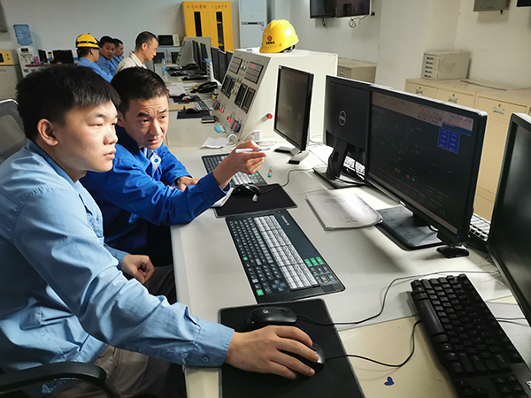 1680514097587508.jpeg 3月25日下午,技術員王偉在控制室抽檢巡檢質量,.jpg