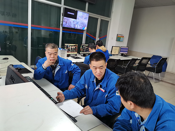 1680514154407873.jpeg 4月1日上午王偉給青工張跟潮“開小灶.jpg