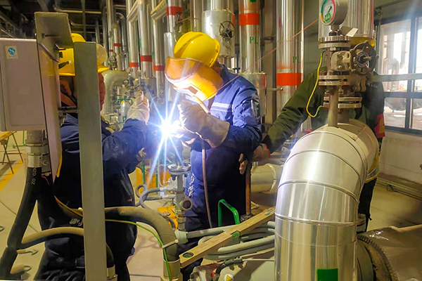 1681701744782739.jpeg 4月13日,檢修人員正在進行管件焊接工作.jpg