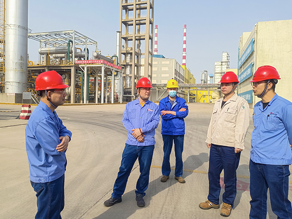 4月19日上午，公司總工程師馬軍忙深入生產(chǎn)現(xiàn)場(chǎng)開(kāi)展安全檢查  600.jpg