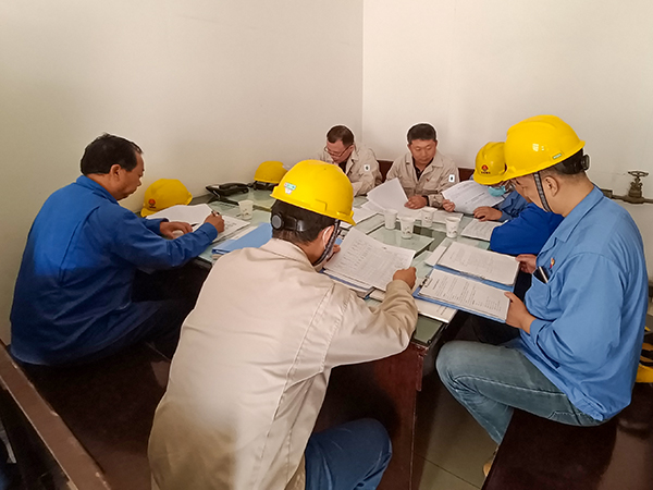 1682211772164776.jpeg 4月20日下午,生產部黨員王亮、王小平、莊林、曹新、劉剛在二甲醚現場值班室查看資料.jpg