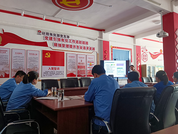4月19日，計控電儀部主任工程師馬曉華為職工進行授課講解 600.jpg
