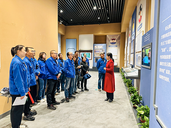 4月22日上午，物料車間黨支部組織黨員領(lǐng)導(dǎo)干部及行使公權(quán)力人員同家庭成員共赴渭南市博物館廉政廳，開(kāi)展以“廉潔文化進(jìn)家庭 筑牢倡廉家防線”為主題的警示教育活動(dòng)-講解員介紹展廳.jpg