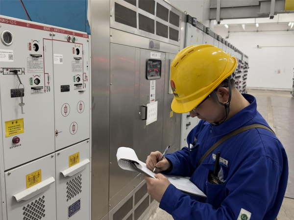 4月27日電氣運行班成員王嘉成在307B輸煤變電所對變壓器溫度和SF6斷路器壓力值進行監測(1).png