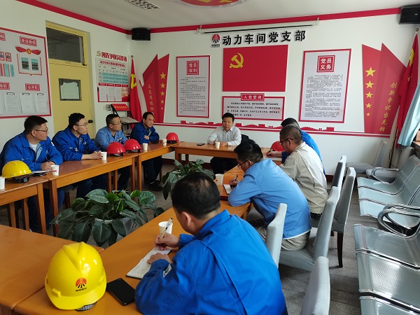 1682987565654055.jpeg 5月1日張增戰董事長在動力車間會議室組織值班人員進行座談.jpg