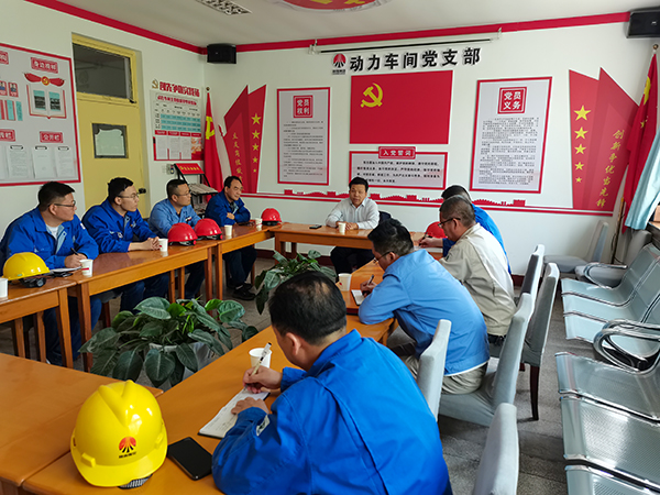 5月1日張增戰董事長在動力車間會議室組織值班人員進行座談   600.jpg