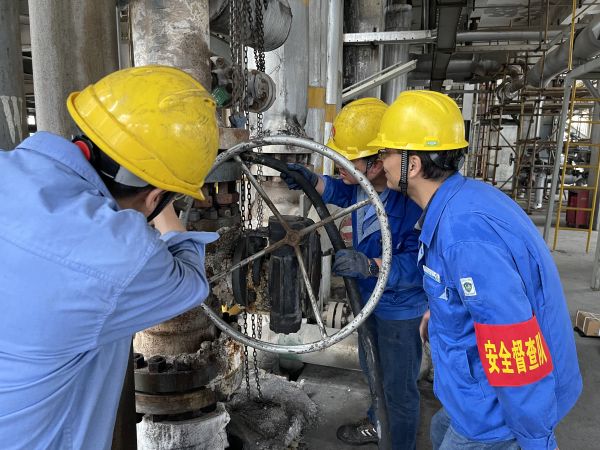 1683588942158398.jpeg 檢修贊歌-安全員在現場確認安全作業條件.jpg