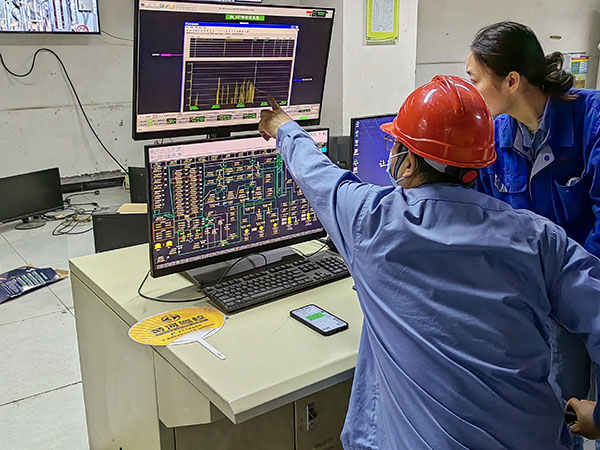 5月13日，動力車間三期鍋爐控制室，DCS改造工藝、儀表、電氣等部門聯合調試期間，車間副主任焦志波詢問DCS改造畫面.jpg