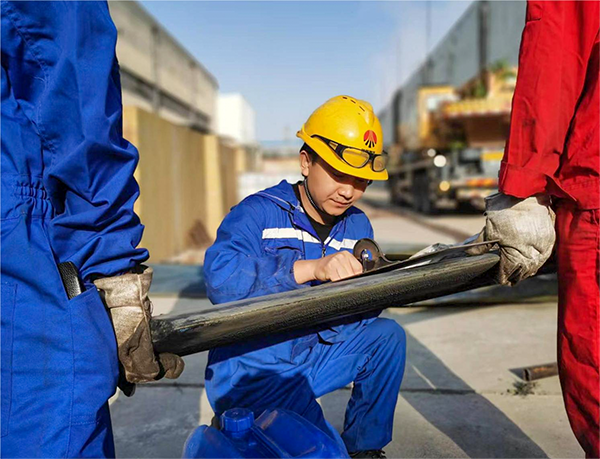 1684018310413211.png 檢修工李曉峰仔細調整葉片角度.png