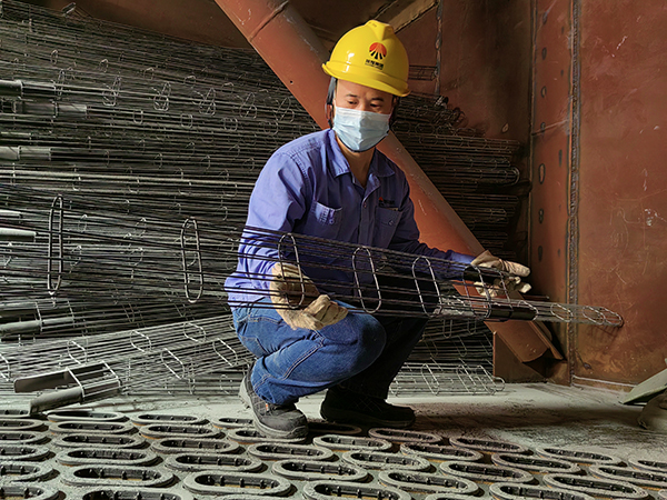 5月14日，動力車間三期脫硫塔，運行人員劉凱正在檢查脫硫布袋的袋籠.jpg