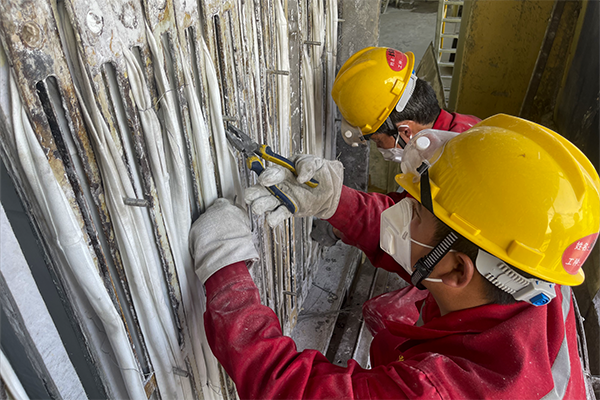除沫器檢修現場，檢修人員不見“風雨”怎么能見“彩虹”.png