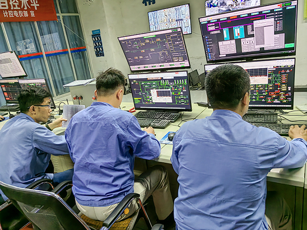 5月23日，動(dòng)力車間中控室，4號(hào)鍋爐水壓試驗(yàn)過程中，各司爐密切監(jiān)視水壓變化.jpg