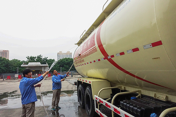 2023年5月運銷市場部員工對車輛外觀衛生進行清掃保持干凈   600.jpg