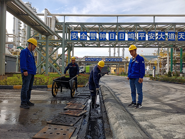 6月5日，運(yùn)銷分部，張海波、曹侃等人員，在氣膜棚周?chē)謇砼潘＿\(yùn)銷分部 伍思盈 攝.jpg