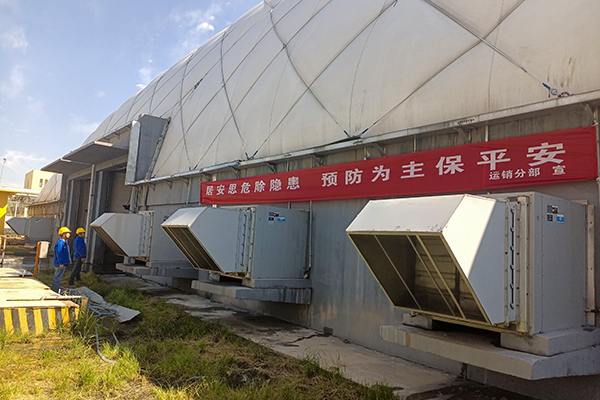 6月7日，運(yùn)銷分部，張海波、曹侃、李智民等人員，在氣膜棚排查隱患運(yùn)銷分部 伍思盈 攝.jpg