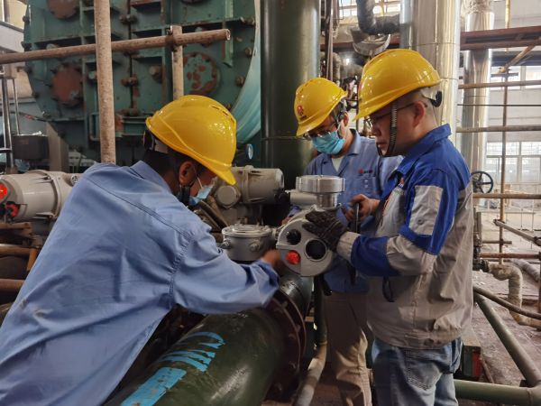 鍋爐裝置現場，徐騰飛、王明明與廠家人員正在安裝電動執行機構.jpg