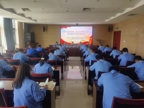 6月20日，渭化集團(tuán)公司黨委委員、副總經(jīng)理、彬州公司總經(jīng)理趙亞周，在彬州公司三樓會(huì)議室講主題教育黨課。圖為 制氣車間黨支部，聯(lián)合黨支部在彬黨員聽課畫面。.jpg