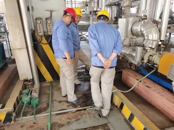 6月中旬，尿素車間工藝主任王慶振帶技術組開展隱患排查.jpg