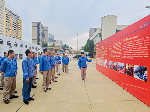 2023.7.6上午、物料車間黨支部、科技發(fā)展部黨支部黨員觀看觀“奮進新征程·建功新時代”渭化集團發(fā)展成果展--講解員介紹黨建引領(lǐng)成果展   600.jpg