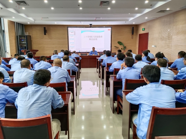 2023年8月1日車間主任帶領車間全體職工學習“二十種重大危險隱患判定標準”內容.jpg