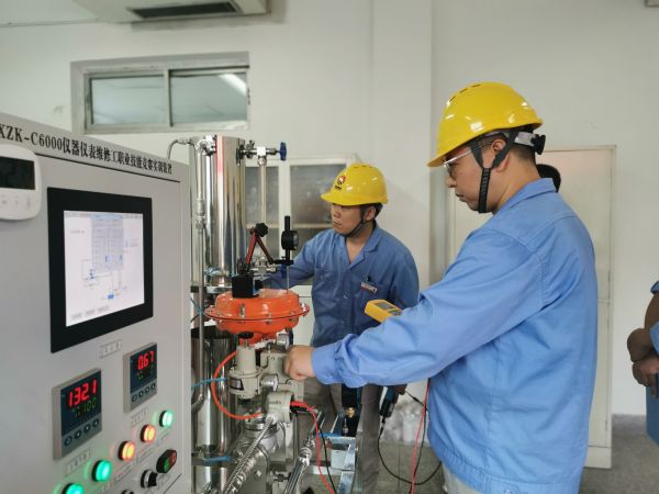 8月8日 儀表實操比賽現(xiàn)場，選手們正在調試設備.jpg