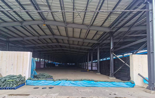 2023年8月4日運銷市場部員工根據天氣預報黃色預警提前對尿素庫區進行圍擋1    600.jpg