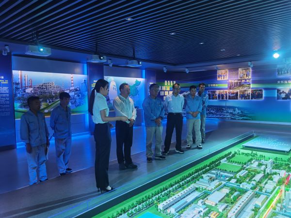 8月24日，國(guó)網(wǎng)渭南供電公司一行來公司調(diào)研座談，參觀展覽廳.jpg