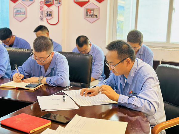 9月18日下午，物料車間黨支部紀檢委員孫文田為全體黨員講授廉潔主題黨課。 (3).JPG