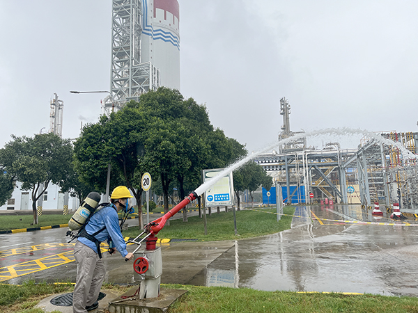 1695191202227921.jpeg 9月19日9:11現場人員張國濤開啟消防水炮以及水幕噴淋裝置,對現場進行稀釋.jpg