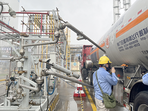 1695191216166593.jpeg 9月19日9:15副班長宋春平和現場人員張國濤佩戴空氣呼吸器、過濾式防毒面具對現場進行檢查,排查泄漏原因.jpg