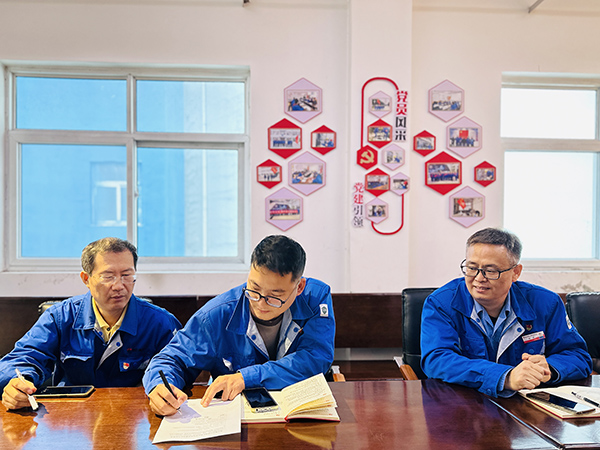 9月27日下午，黨員領導干部及行使公權力人員簽訂廉潔過節承諾書  600.jpg