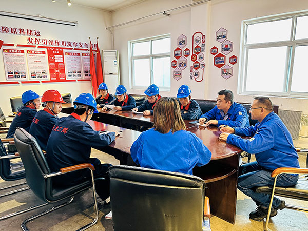 10月8日，車間主任、技術員、安技員對外協檢修人員進行安全教育及安全告知.jpg
