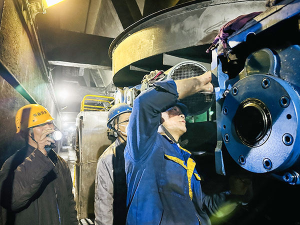10月9日檢修人員為卸煤系統葉輪給煤機減速機復位.jpg