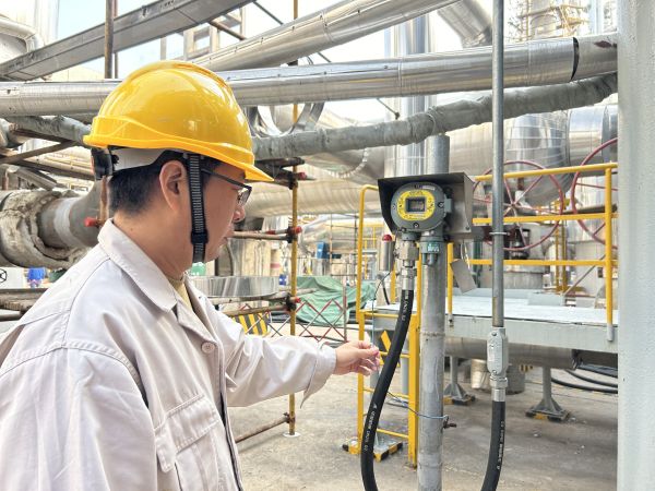 10.10儀表張軍現場檢查報警器 (1).jpg