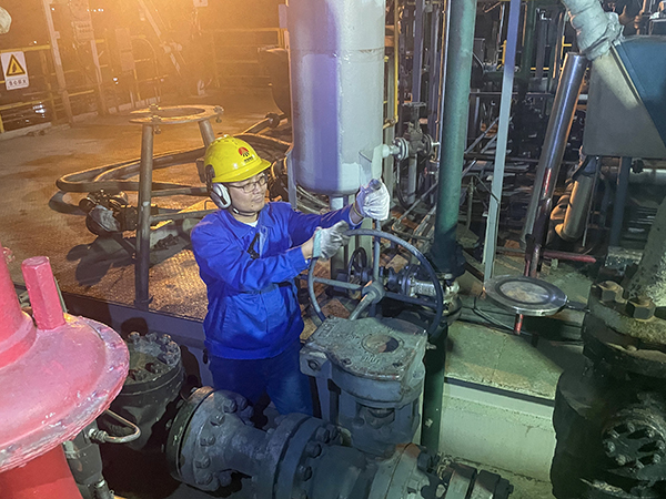 10月7日1：00，班組人員隔離氣化爐煤漿管線，做吹掃前準(zhǔn)備 合成車間  張龍厚.jpg