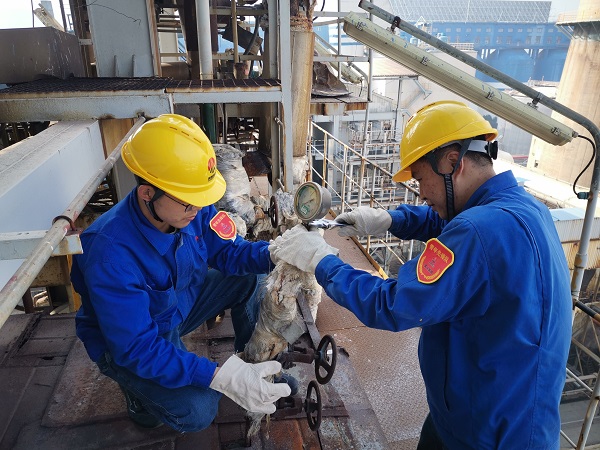 10月15日上午16時(shí)，皇甫少強(qiáng)和楊劍琪在3號(hào)鍋爐過熱器聯(lián)箱處拆卸壓力表.jpg