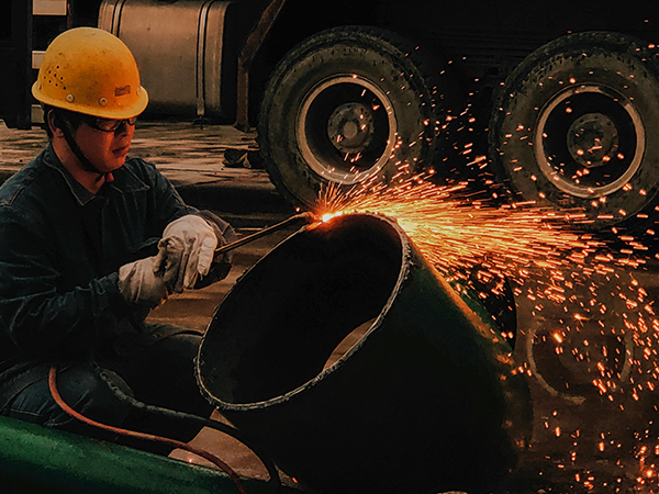 10月19日晚22點，加班安裝水冷器 作業現場焊花四濺  合成車間  張曉林.jpg